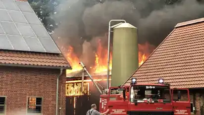 Aus bislang unbekannter Ursache geriet eine Scheune in Bokel in Brand.