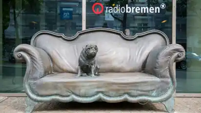 Sein Sofa und der Mops - vor dem Funkhaus von Radio Bremen wird an Loriot erinnert