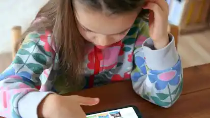 Damit Kinder mit einem falschen Klick nicht Gewaltvideos öffnen oder ungewollte Käufe tätigen, sichern ihre Eltern Mobilgeräte lieber entsprechend ab. Foto: Mascha Brichta
