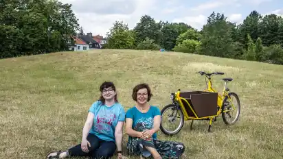 Stadtteilmanagerin Astrid-Verena Dietze (rechts) und Maren Duda sind überzeugt vom ökologischen Konzept des Summersounds-Festivals in den Neustadtswallanlagen.