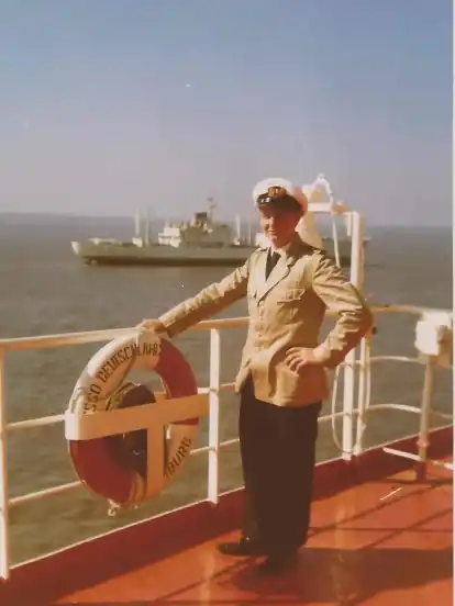 Als Offizier an Bord der „Esso Deutschland“, die später vor der libyschen Küste auf ein Riff geworfen wird: der junge Manfred Haarhaus