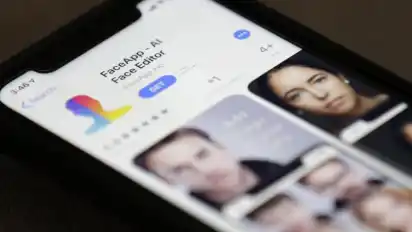 Die von Russland aus betriebene App FaceApp könnte wegen ihres Umgangs mit persönlichen Daten ein nationales Sicherheitsrisiko darstellen. Foto: Jenny Kane/AP