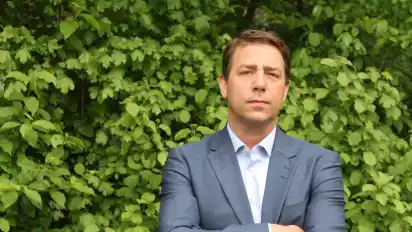 Der Bremer Jura-Professor Andreas Fischer-Lescano kann im roto-grün-roten Koalitionsvertrag viel Positives erkennen.