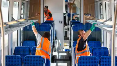 Eine Reinigungskolonne in einem Zug der Deutschen Bahn.