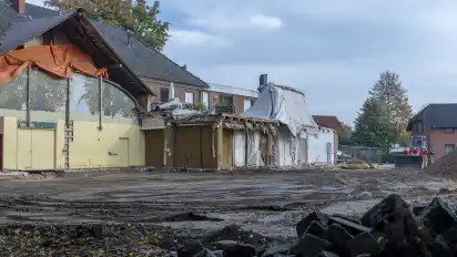 Der Inhaber des Gasthauses Nobel hat einen Teil seiner Gebäude abreißen lassen und plant, auf dem frei gewordenen Grundstück auch neue Wohngebäude zu bauen.