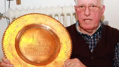 Das Gedächtnis der AG Weser: Heinz Rolappe aus Gröpelingen hält die Erinnerung an „Use Akschen“ wach. 30 Jahre lang hat er dort malocht. Den handgefertigten Kupferteller mit dem Bremer Rathaus hat ihm ein Kollege geschenkt, der nach Italien zurückgegangen ist.