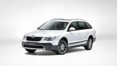 Abenteuerlook: Mit dem Offroad-Paket bekommt der Skoda Superb Combi unter anderem neue Stoßfänger, Radkästen und Schweller. Foto: Skoda