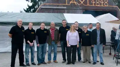 Das Mitarbeiterteam des Taxirufes Oyten: Henry Wahlers (1.v.l.), Christian Kobbe (2.v.l.), Resat Salaki (3.v.l.), Peter Klein (4.v.l.), Rrahim und Nicole Demolli (Mitte) sowie Ismail Erden (2.v.r.). Nicht im Bild sind Thomas Drewes,Margret Hornstein, Jürgen Stevens, Marina Cordes, Wolfgang Kuhn, Gökhan Kürcü, Ahmet Göc, Kai Schröder, Ibrahim Erden und Anja Baessmann. Foto: Taxiruf Oyten