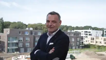 Bernd Botzenhardt, Vorstand der Brebau, zeigt den Baufortschritt an Mehrfamilienhäusern, die derzeit auf dem Stadtwerder in die Höhe wachsen.