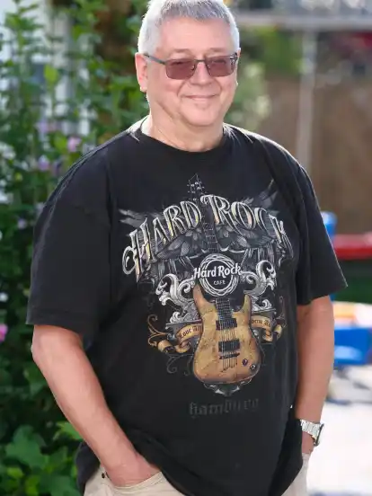 Völlig entspannt und schon im legeren Rentner-Look: Horst Janocha blickt auf fast 40 erfüllte Jahre im Dienste der Stadt zurück. Die Ruhestandsprojekte eins und zwei stehen auch schon fest: Als nächstes möchte er eine neue Gartenlaube bauen. Und dann steht erst einmal das Wohnmobil in den Startlöchern.