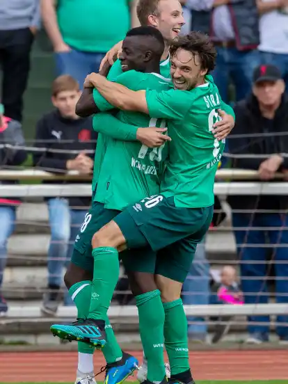 Welch eine Freude: Bennet van den Berg (hinten) hat soeben das 3:1 erzielt, da jubeln Doppeltorschütze Kebba Badjie (links) und Simon Straudi doch kräftig mit.