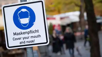 Hinweisschild auf Maskenpflicht: Die Kommunalpolitiker in Vegesack halten lokale Zahlen für hilfreich, weil die Menschen dann wissen, wie es in ihrem Umfeld aussieht.