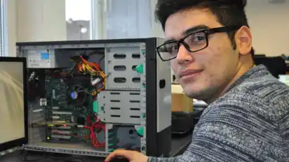 Er kam in Afghanistan auf die Welt, zog mit sieben Jahren in den Iran und floh von dort aus religiösen Gründen über die Türkei, Griechenland und den Balkan nach Deutschland. Nun macht Ali Alizadeh ein Praktikum in einer Computerfirma in Borgfeld.
