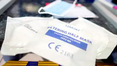 Senioren gehören, im Falle einer Infektion mit dem Coronavirus, zu einer Risikogruppe. Daher sollen sie ab Freitag kostenlos mit Spezialmasken versorgt werden.