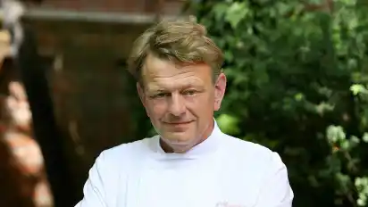 Wolfgang Pade führt seit 1993 Pades Restaurant in Verden. Dort serviert der Sternekoch gehobene und strikt saisonale Küche. Er veranstaltet zudem Kochkurse, Weinabende und Spezialitätenaktionen, schreibt Bücher, pflegt einen Kräutergarten und verkauft eine Gewürzauswahl unter eigenem Label. Mehr zu den Öffnungszeiten und der aktuellen Karte unter www.pades.de oder Telefon 0 42 31 / 30 60.