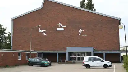 Das Nutzungsprofil der Turn- und Schwimmhalle passe gut zur Arbeitsweise eine Fotovoltaikanlage, sagte Solarberater Stefan Pawlowski.