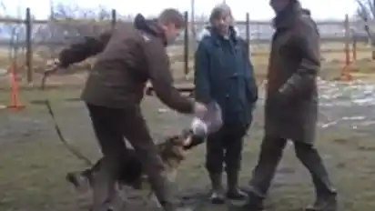 Frank Fass (links) und Michael Grewe (rechts) bei dem Hundetraining im Canis Zentrum für Kynologie.