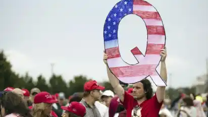 Die zentrale Behauptung der QAnon-Anhänger ist, dass es eine Verschwörung gegen US-Präsident Donald Trump in den tieferen Schichten des US-Regierungsapparats gebe. Foto: Matt Rourke/AP/dpa
