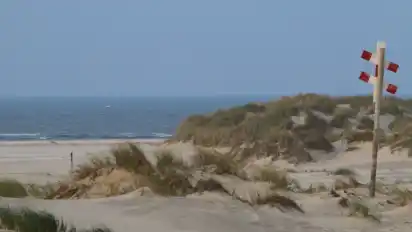 Das niedersächsische Oberverwaltungsgericht hat das Beherbergungsverbot des Landes für Reisende aus deutschen Corona-Hotspots in einem Eilverfahren für rechtswidrig erklärt.