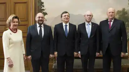 Norwegens Königin Sonja, der Präsident des Europäischen Parlaments Schulz, EU-Kommissionspräsident Barroso, Ratspräsident Van Rompuy und König Harald bei der Verleihung des Friedensnobelpreises