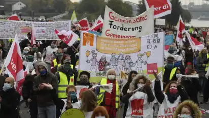 Mitarbeiter des öffentlichen Dienstes demonstrieren für bessere Gehälter und Arbeitsbedingungen.