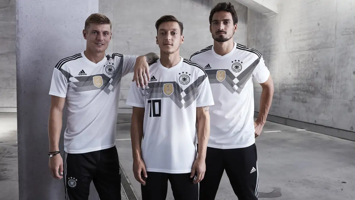 Warum spielt Deutschland in schwarz weiBen Trikots