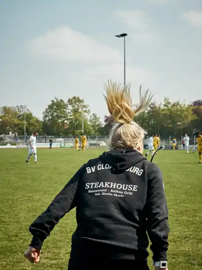 Die Emotionen müssen raus, und die Haare fliegen. Imke Wübbenhorst kann sehr impulsiv sein. Vor allem in den ersten Spielen stand sie oft lautstark dirigierend am Spielfeldrand. Im Laufe der Wochen und Monate ist sie an der Seite aber ruhiger geworden.