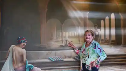 Karin Hüneke vor dem großen Wandbild im Eingangsbereich.