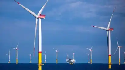Windräder in der Ostsee zwischen den Inseln Rügen und Bornholm. Foto: Jens Büttner/dpa-Zentralbild/ZB