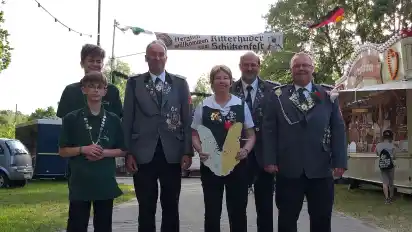 Holger Ewald, Vorsitzender der Schützen (Zweiter von Rechts) gratulierte dem neuen Königshaus der Ritterhuder Schützen: (von links) Jugendvizekönig Jerome Haaseloop, Jugendkönig Fiete Fischer, Vizekönig Thorsten Ewald, Königin Herta Schleif und ihr ausgewählter Adjutanten Torsten Stelter.