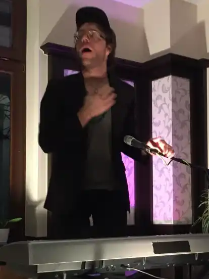 Seine klare und prägnante Stimme verlieh dem Auftritt einen besonderen Touch: Christopher the Conquered.