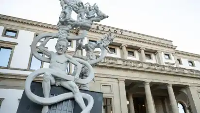 Die Statue «S 21. Das Denkmal – Chronik einer grotesken Entgleisung» vor dem Stadtpalais. Foto: Sebastian Gollnow/dpa