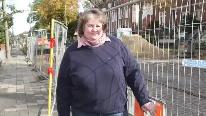 Fühlt sich durch die Baustellengitter von den Kunden abgeschnitten: Anja Laker, die einen Blumenladen in der Hartwigstraße betreibt.