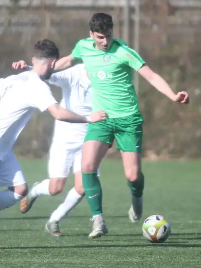 Der talentierte JFV-A-Juniorenspieler Granit Durmesi schreibt mit rechts, und schießt mit links in die gegnerischen Maschen.