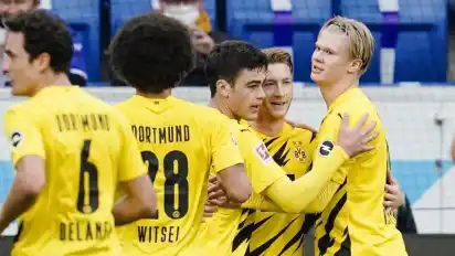BVB-Torschütze Marco Reus (2.v.r.) wird von Teamkollegen gefeiert. Foto: Uwe Anspach/dpa