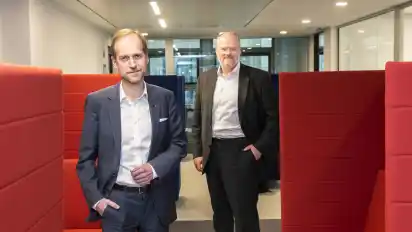 Nicht nur Schreibtische, sondern auch Sofaecken: Die Mitarbeiter sollen am neuen Standort der Bank vor allem viel miteinander kommunizieren können. Für die Geschäftsführer Ralf Stapp und Kai Sander gibt es ebenfalls offene Büros – ganz ohne Vorzimmer.