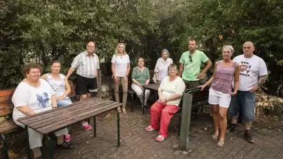 Jung und Alt kommen beim Kista-Verein (Keiner ist allein) zusammen. Heike Becker (erste Vorsitzende) (v.l.), Miriam Rathjen, Wilhelm Meincke, Monika Bleckwehl, Christel Kijewski, Hildegard Blaszyk, Edeltraud Nührung, Stephan Lusa, Claudia Grosser und Thomas Schlabach besprechen sich in ihrer Mitgliederversammlung.