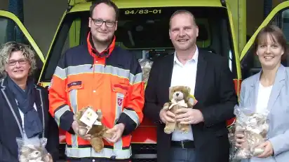 Freuen sich über kuschelige Trostspender für Kinder: Tanja Schrön (v. l.), Johannes Eils, Gerriet Cornelius und Petra Mudder.