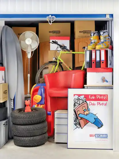 Hoch gestapelt passen mehr Sachen in eine Lagerbox, als der Anmieter vorher gedacht hat.