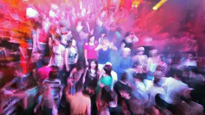 Das war einmal: Junge Menschen tanzen in einem Disco-Tempel. Vielerorts sind sie gegenwärtig geschlossen.