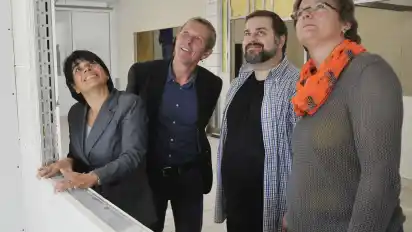 Erste Blicke ins künftige Delme-Bildungszentrum: Nahid Chirazi (von links), Wilfried Lau, Kalle Jabs und Michaela Schulz.