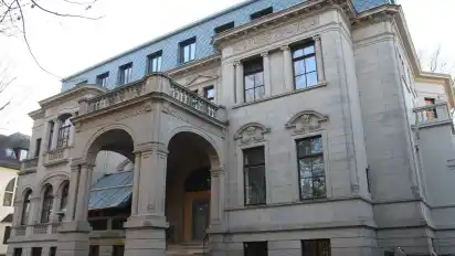 Die Ruhe im Bild täuscht: Am Montagmorgen kam es zu Tumulten am Standesamt in der Hollerallee.