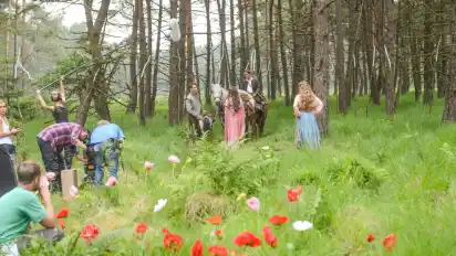 Märchenhafte Kulisse: Ein Bremedia-Team beim Filmdreh für die TV-Produktion "Prinz Himmelblau und Fee Lupine" im Brundorfer Forst.