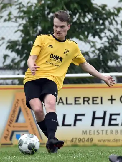 Marek Dworak leitete das 1:0 des ATSV Scharmbeckstotel ein, am Ende feierten die Gelb-Schwarzen gegen den ASV Ihlpohl einen klaren 4:1-Erfolg. Es war der dritte Sieg im dritten Heimspiel.