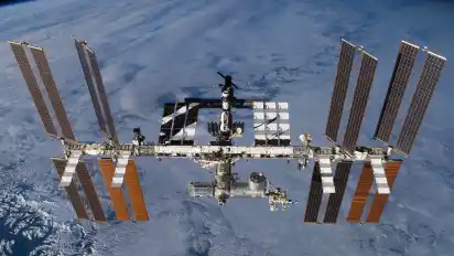 Zwei US-Astronauten installierten bei einem Außeneinsatz an der ISS einen weiteren Adapter zum Ankoppeln privater Flüge.