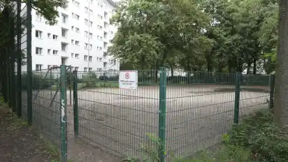 Ärger um den Ballspielplatz nahe der Wohnanlage an der Bürgermeister-Deichmann-Straße: Ein Anwohner hat sich über zu viel Lärm beim Ortsamt West beschwert.