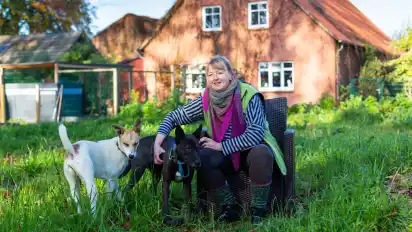 Auf ein paar Streicheleinheiten müssen ihre Vierbeiner auch während des Fototermins nicht verzichten. Daniela Wellnitz hat derzeit fünf zu vermittelnde Hunde.