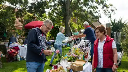Geschirr, Werkzeug, Marmeladen und mehr wurden beim Hökermarkt auf einem Hofgelände feilgeboten.