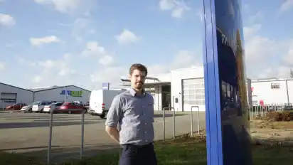 Der 32-jährige Martin Schirmer schraubt selbst mit Leidenschaft an Fahrzeugen.