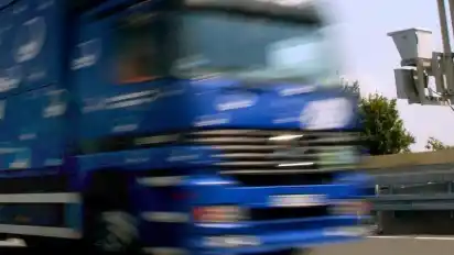Ein Lastwagen in voller Fahrt auf einer Autobahn: In Nordrhein-Westfalen gibt es eine spektakuläre Raubserie. Foto: Rolf Vennenbernd/Illustration